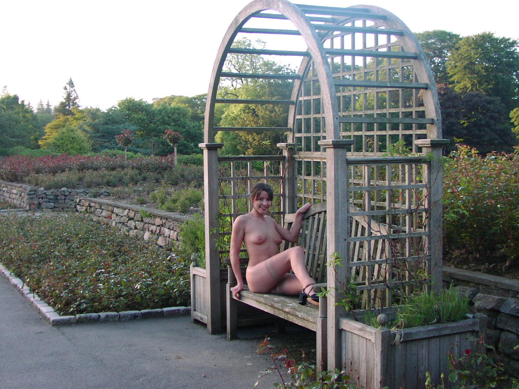 Belle femme bourgeoise sexhibe dans un jardin public blog-adultes photo