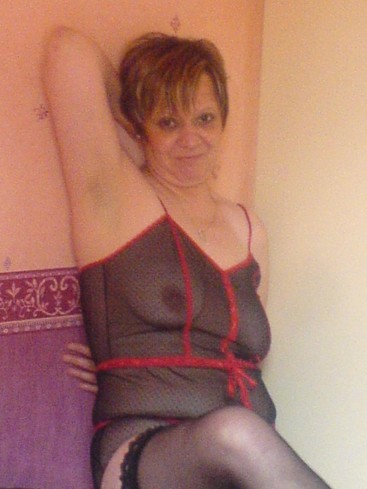 Belle femme mature nue devant sa cam sexe