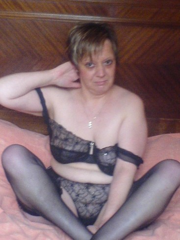 Belle femme mature nue devant sa cam sexe