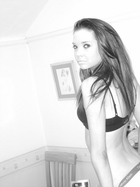 belle fille en lingerie fine pose pour un blog de photos coquines