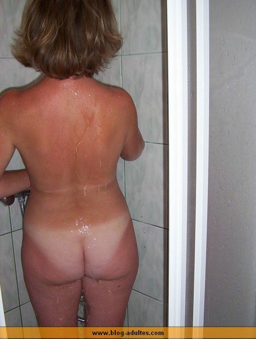 Femme mature sous sa douche prise en photo par son mari.